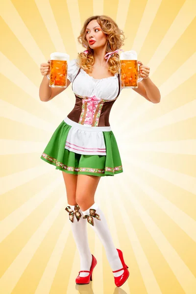 Vackra sexiga Oktoberfest servitris — Stockfoto