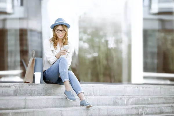 Feliz joven mujer — Foto de Stock