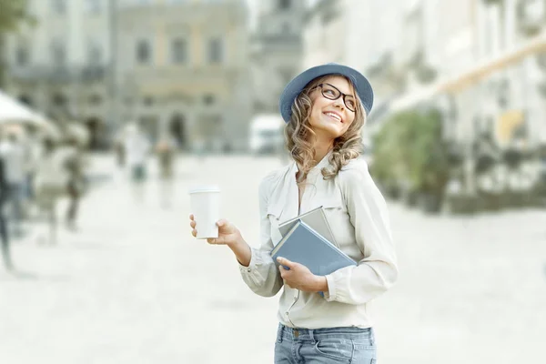 Feliz joven mujer de moda — Foto de Stock