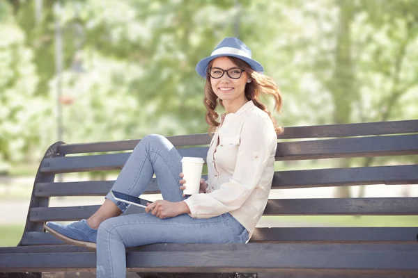 Feliz joven mujer — Foto de Stock