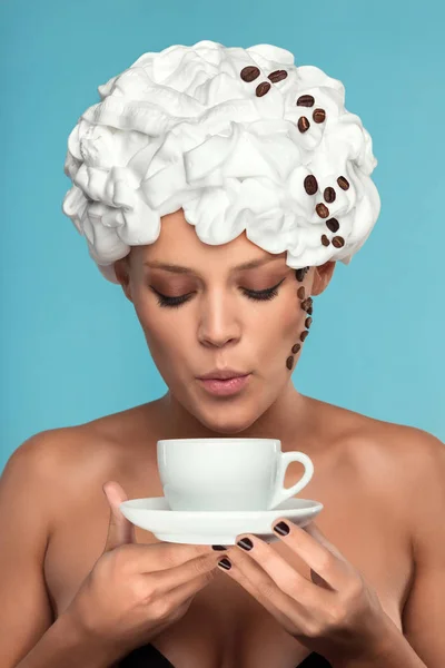 Señora con crema batida en la cabeza y el café —  Fotos de Stock