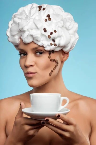 Señora con crema batida en la cabeza y el café —  Fotos de Stock