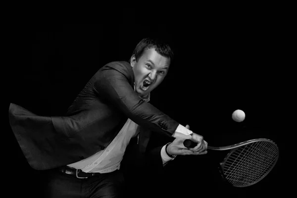 Бизнесмен играет в теннис с ракеткой — стоковое фото