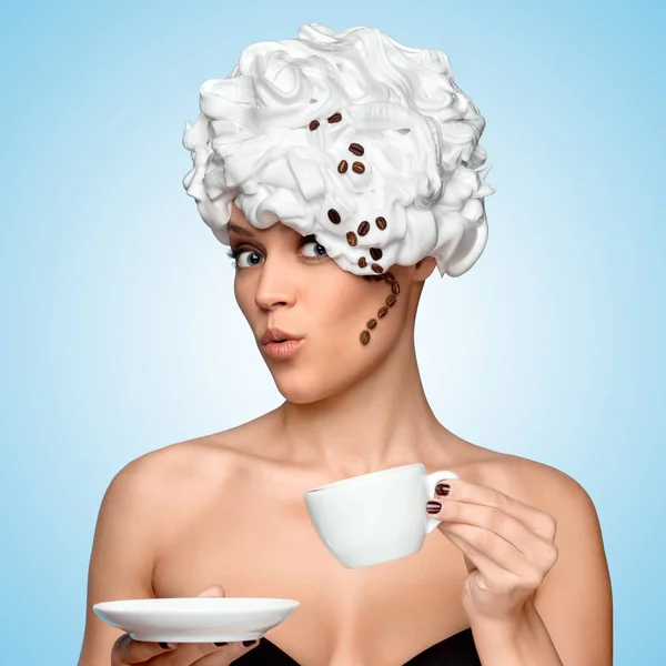 Señora con crema batida en la cabeza y el café — Foto de Stock