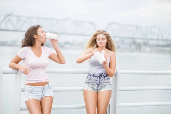 Schöne junge Frauen — Stockfoto