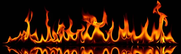 Feuer auf schwarzem Hintergrund. — Stockfoto