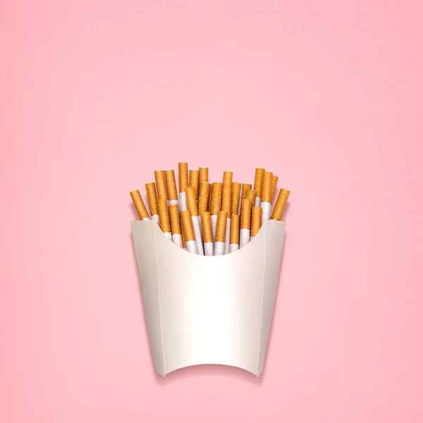 フライド ポテトとしてパック タバコ — ストック写真