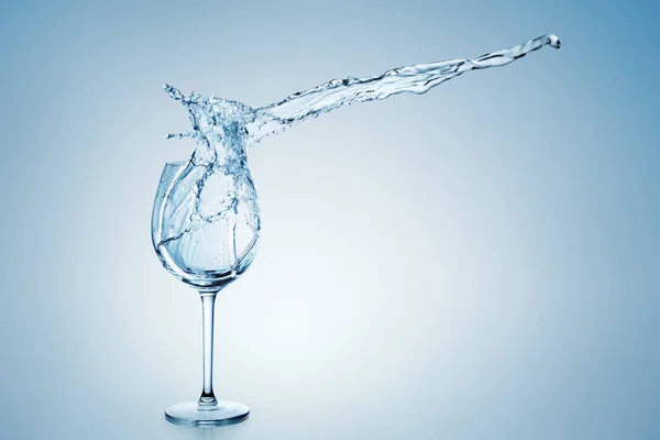 Splash Water στο ποτήρι κρασί. — Φωτογραφία Αρχείου