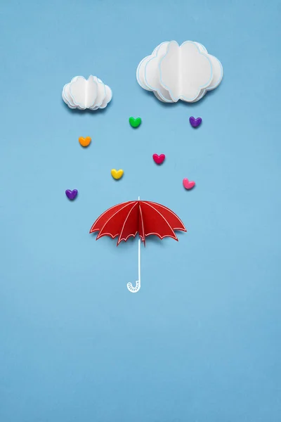 Parapluie avec des cœurs pleuvant — Photo