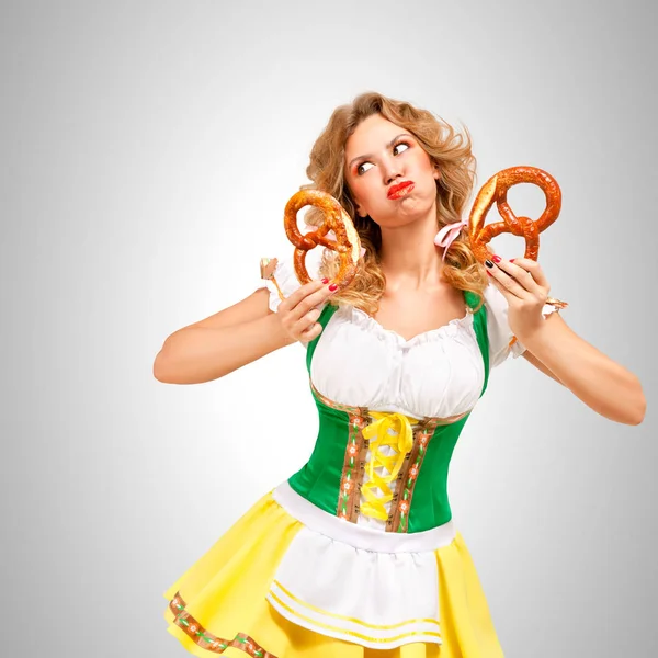 Oktoberfest mujer sosteniendo pretzels —  Fotos de Stock