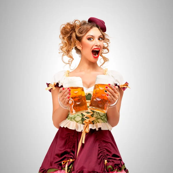 Cameriera tenendo tazze di birra — Foto Stock