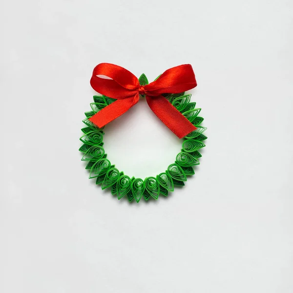 Χριστουγεννιάτικο στεφάνι. Δημιουργική ιδέα φωτογραφία Χριστούγεννα στεφάνι φτιαγμένο από quilling χαρτί σε λευκό φόντο. — Φωτογραφία Αρχείου