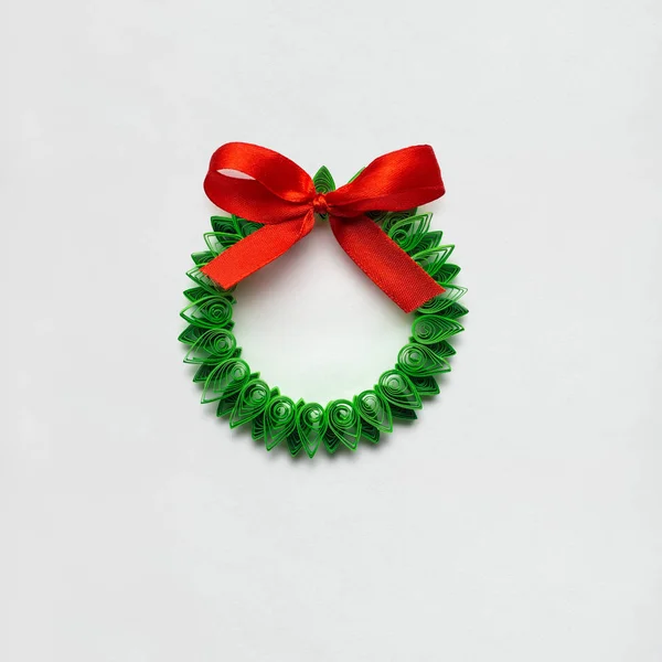 A coroa de Natal. Criativa foto conceito de grinalda de Natal feito de papel quilling no fundo branco . — Fotografia de Stock