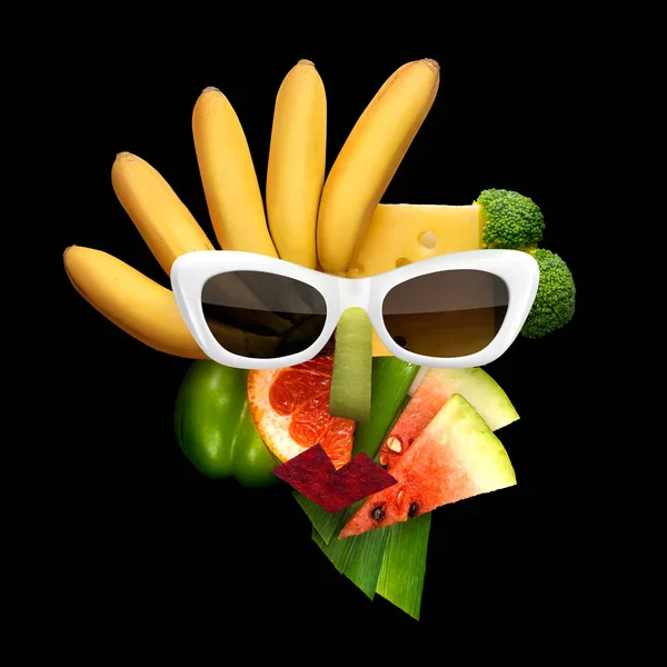 Смачне мистецтво. Жіноче обличчя в сонцезахисних окулярах з фруктів та овочів, на чорному тлі . — стокове фото