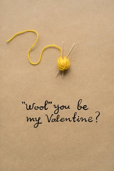 Liefde de knoop. Creatieve valentines concept foto van wollen touw op bruine achtergrond. — Stockfoto