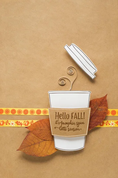 Warme drank. Foto's creatief concept voor een kopje koffie gemaakt van papier op bruine achtergrond. — Stockfoto