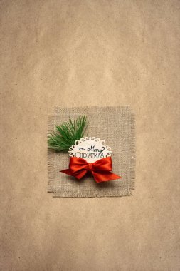 Mutlu Noeller. Noel süslemeleri kahverengi zemin üzerinde işareti olan yaratıcı konsept fotoğraf.