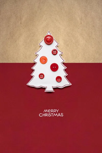 Vrolijk kerstfeest. Foto's creatief concept voor kerstboom gemaakt van papier en knoppen op rood bruine achtergrond. — Stockfoto