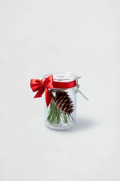 Juldekorationer. Kreativa koncept foto av juldekorationer i flaskan på vit bakgrund. — Stockfoto