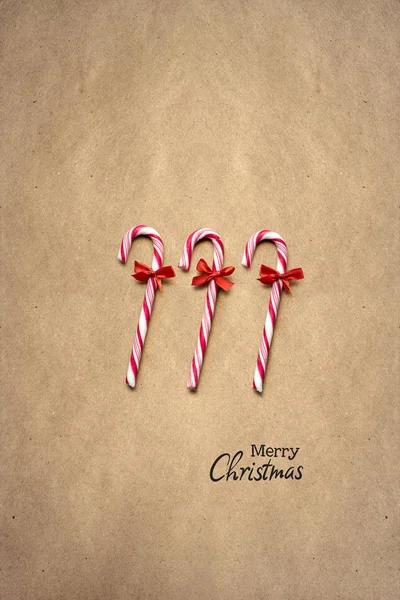 Kerst snoepjes. Foto's creatief concept voor Kerstmis lolly snoepjes op bruine achtergrond. — Stockfoto