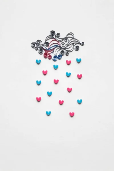 Regent liefde. Creatieve valentines concept foto van wolk met hart regent op witte achtergrond. — Stockfoto