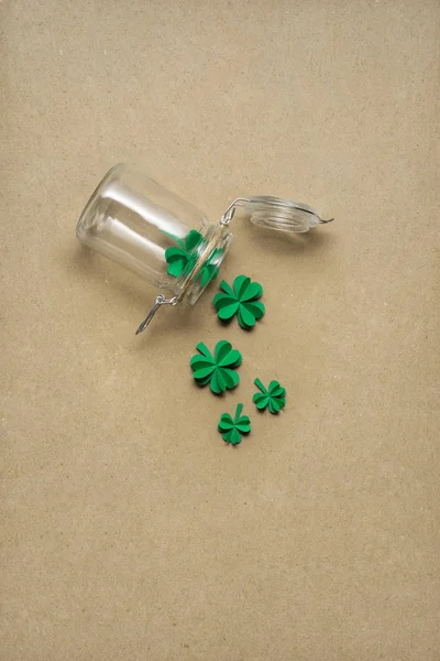 Sok szerencsét. Kreatív Szent Patricks nap koncepció fotó egy üvegben lóherét, készült papír barna háttér. — Stock Fotó