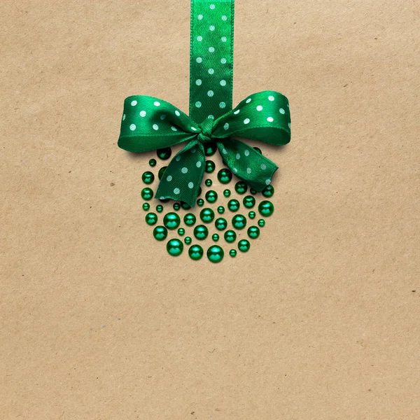 Kerst bal. Foto's creatief concept voor een kerst bal gemaakt van parels op bruin achtergrond. — Stockfoto