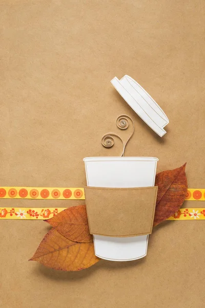 뜨거운 음료입니다. 커피 한 잔의 창조적인 개념 사진에 갈색 배경 종이로 만들어진. — 스톡 사진