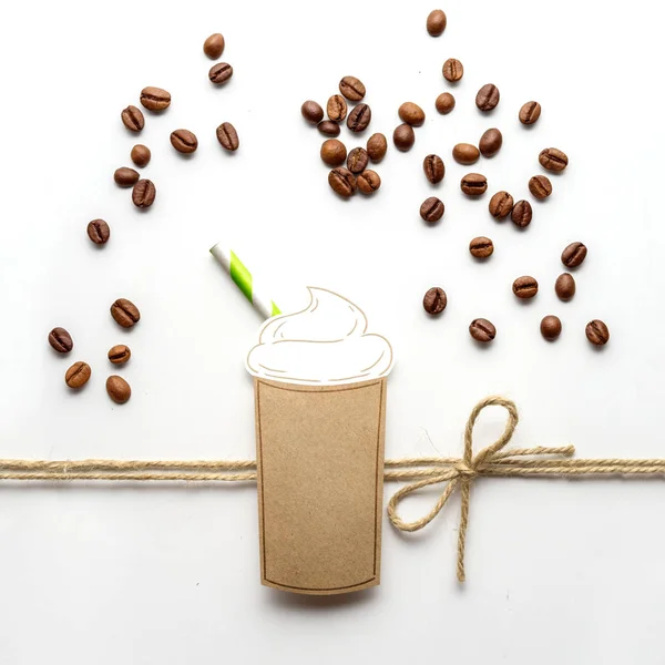 Heißes Getränk. kreatives Konzeptfoto einer Tasse Kaffee aus Papier auf weißem Hintergrund. — Stockfoto