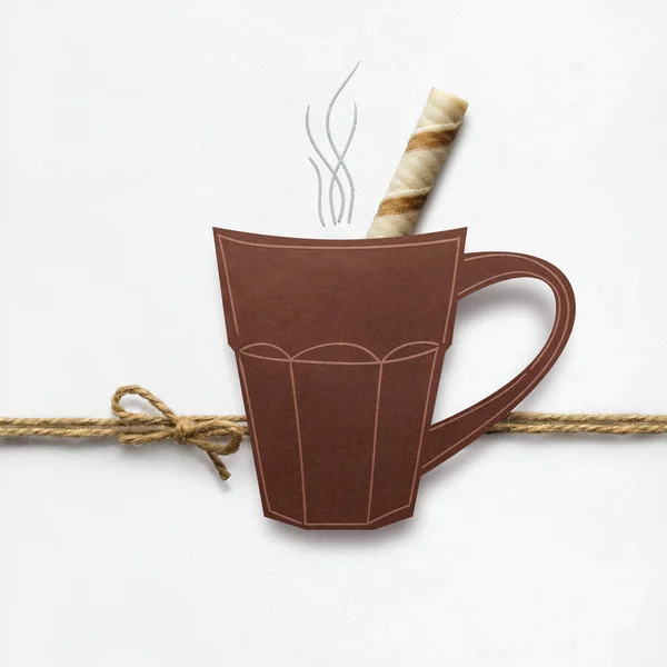 Bebida caliente. Concepto creativo foto de una taza de café hecha de papel sobre fondo blanco . —  Fotos de Stock