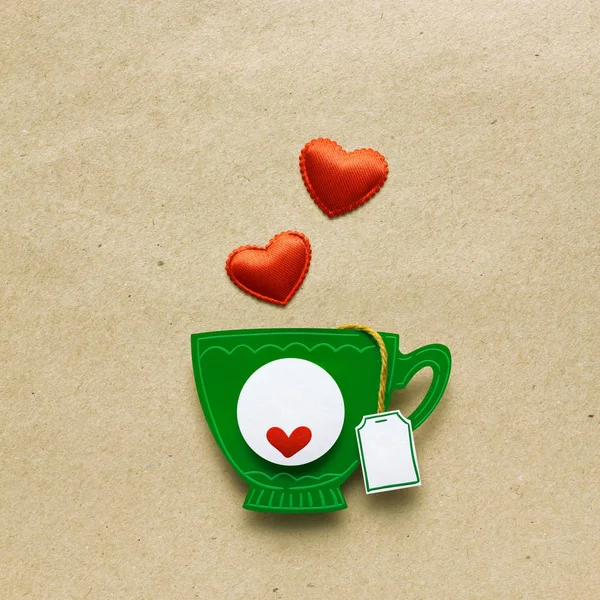 Eres teariffic. Concepto de San Valentín creativo foto de una taza de té con corazones hechos de papel sobre fondo marrón . —  Fotos de Stock