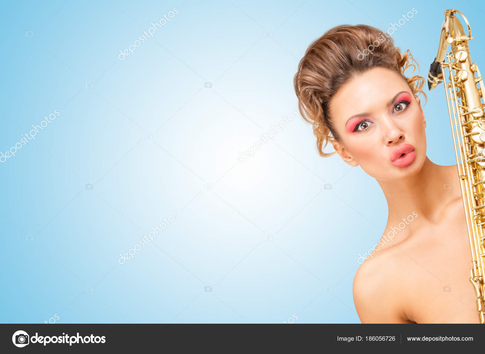 Retro Portrait Nude Pin Girl Vintage Winged Eyes Turning Her