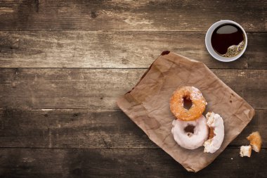 bir fincan kahve paket servisi olan restoran ve lezzetli donuts ofiste sabah öğle oluşuyordu.