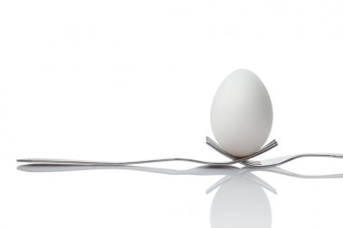 İki çatal tarafından asılı bir yumurta.