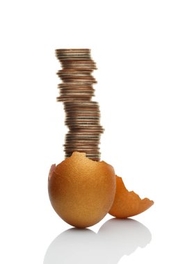 güzel soyutlama paralar doğum çizilmiş yumurtadan bir sütun beyaz arka plan üzerinde gösterilen.