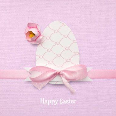 Yaratıcı Paskalya konsept fotoğraf kağıt paketler pembe arka plan üzerine bir yumurta.