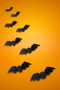 Yaratıcı Cadılar Bayramı konsept fotoğraf kağıt paketler turuncu zemin üzerine yarasa.