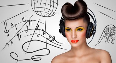 Bir disko topu ve akan müzik notlar yarım yamalak gri arka plan üzerinde büyük vintage kulaklıklarla kulübünde clubbing moda kız.