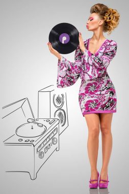 Elleri gri yarım yamalak arka plan bir Dj mikser ve akustik sistemi üzerinde bir retro vinil kayda bir öpücük gönderme clubbing moda hippi ev hanımı renkli fotoğraf.