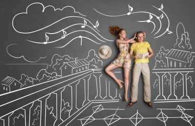 romantik bir çift hikaye kavramı tatil tebeşir çizimleri arka plan karşı farklı ilgi alanlarına sahip seviyorum. erkek kulaklık müzik dinlerken ve onun dikkatini kazanmaya çalışıyor kadın kitap okumak.