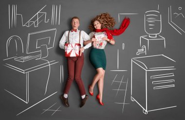 mutlu Sevgililer bir office romantizm hikaye kavramını seviyorum. birbirlerine gülümsüyor ve hediyeler tebeşir çizimleri arka plan paylaşım iş yerinde genç Çift.