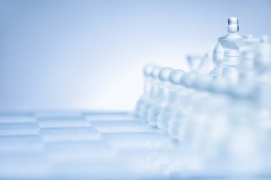 üst üste takım olarak savaşmaya hazır duran korkusuz Satranç Seti.