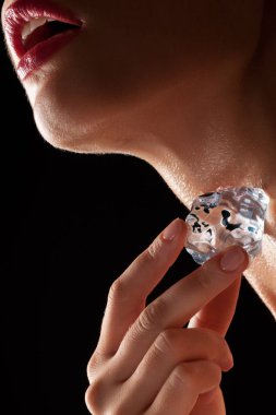 alt yüzü kadın sürtünme buzlu yüz.