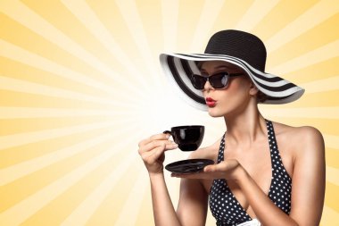 Çay içme ve iyi sofra adabı renkli karikatür tarzı arka plan üzerinde gösterilen güzel bir pin-up kızı bir yaratıcı vintage fotoğraf.