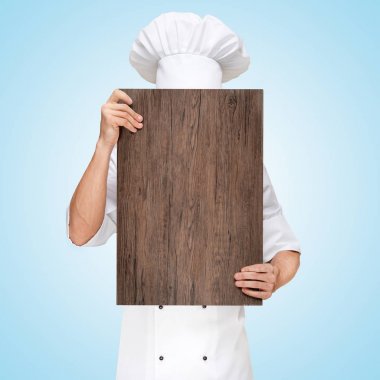 bir Ahşap doğrama tahtası fiyatları ile bir iş öğle yemeği menüsü için arkasına saklanmış Restoran şefi.