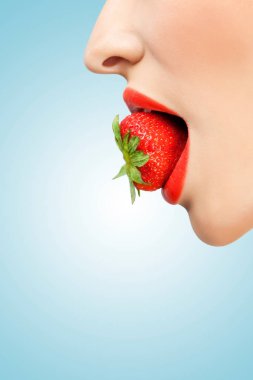 güzel bir kadın yüzü kırmızı olgun çilek seksi ağzına tutarak yaratıcı portresi.