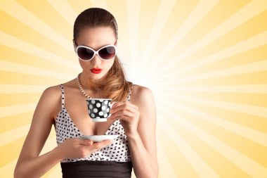 İçme çay veya kahve renkli karikatür tarzı zemin üzerine güzel bir pin-up kızı bir polka dot bikini ve güneş gözlüğü, yaratıcı vintage fotoğraf.