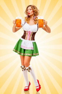 Bir kenara iki bira bardağı ile renkli karikatür tarzı özgeçmişlerine bakarak bir geleneksel Bavyera elbise dirndl giyen güzel seksi Oktoberfest kadın.
