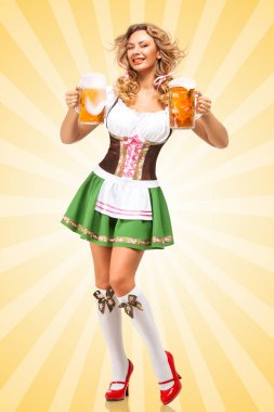 Geleneksel Bavyera giyen güzel seksi Oktoberfest kadın elbise dirndl hizmet iki bira bardağı renkli karikatür tarzı arka plan ve gülümseyen.