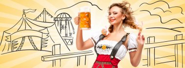 Kırmızı jumper şort ile geleneksel dirndl şeklinde Jartiyer giyiyor, bir bira bardağı yarım yamalak dağ sahne arka planda tutan genç flört seksi bir kadın. Facebook boyutu formatı.